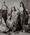 Studiofoto vor orientalischer Kulisse, Sebah & Joaillier, 1890