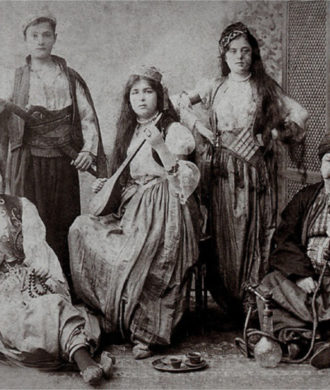 Studiofoto vor orientalischer Kulisse, Sebah & Joaillier, 1890