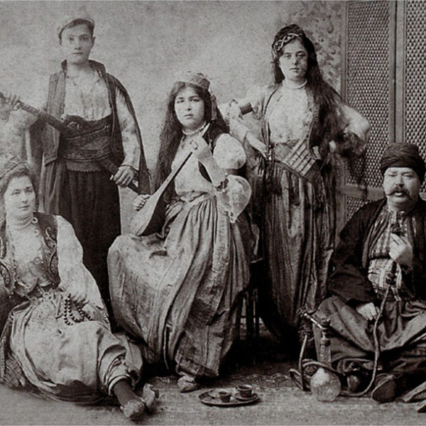 Studiofoto vor orientalischer Kulisse, Sebah & Joaillier, 1890