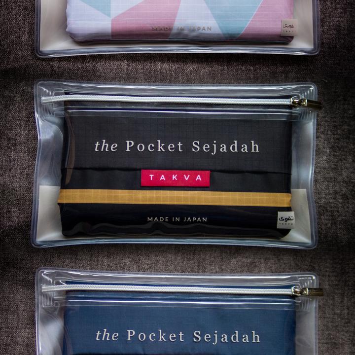 TAKVA's Pocket Sejadah™ Mit TAKVA's Pocket Sejadah™ sind Sie immer bereit für Ihre täglichen Gebete an jedem Ort und zu jeder Zeit. Seine kleine Seitentasche ist mehr als nur ein einzigartiges Statement Design - es ist eigentlich die Tragetasche Ihres Sejadahs in Verkleidung. Einfach zusammenklappen und umdrehen und schon kann es losgehen!